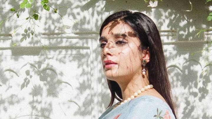 विक्रमादित्य सिंह की पत्नी राजकुमारी सुदर्शना सिंह ने मुबंई के सोफिया कॉलेज से समाजशास्त्र में मास्टर्स किया है. इतना ही नहीं सुदर्शना सिंह ने इंटीरियर डिजाइनिंग का भी कोर्स किया है. सुदर्शना सिंह मूल रुप से उदयपुर से ताल्लुक रखती हैं.