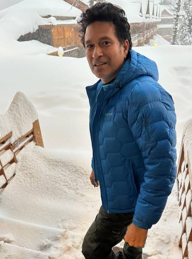 ਇਸ ਦੇ ਨਾਲ ਹੀ ਇਨ੍ਹਾਂ ਤਸਵੀਰਾਂ 'ਚ ਸਚਿਨ ਬਰਫਬਾਰੀ ਦਾ ਪੂਰਾ ਆਨੰਦ ਲੈਂਦੇ ਨਜ਼ਰ ਆ ਰਹੇ ਹਨ। ਜਿਸ 'ਚ ਉਹ ਕਾਫੀ ਖੁਸ਼ ਨਜ਼ਰ ਆ ਰਹੇ ਹਨ।