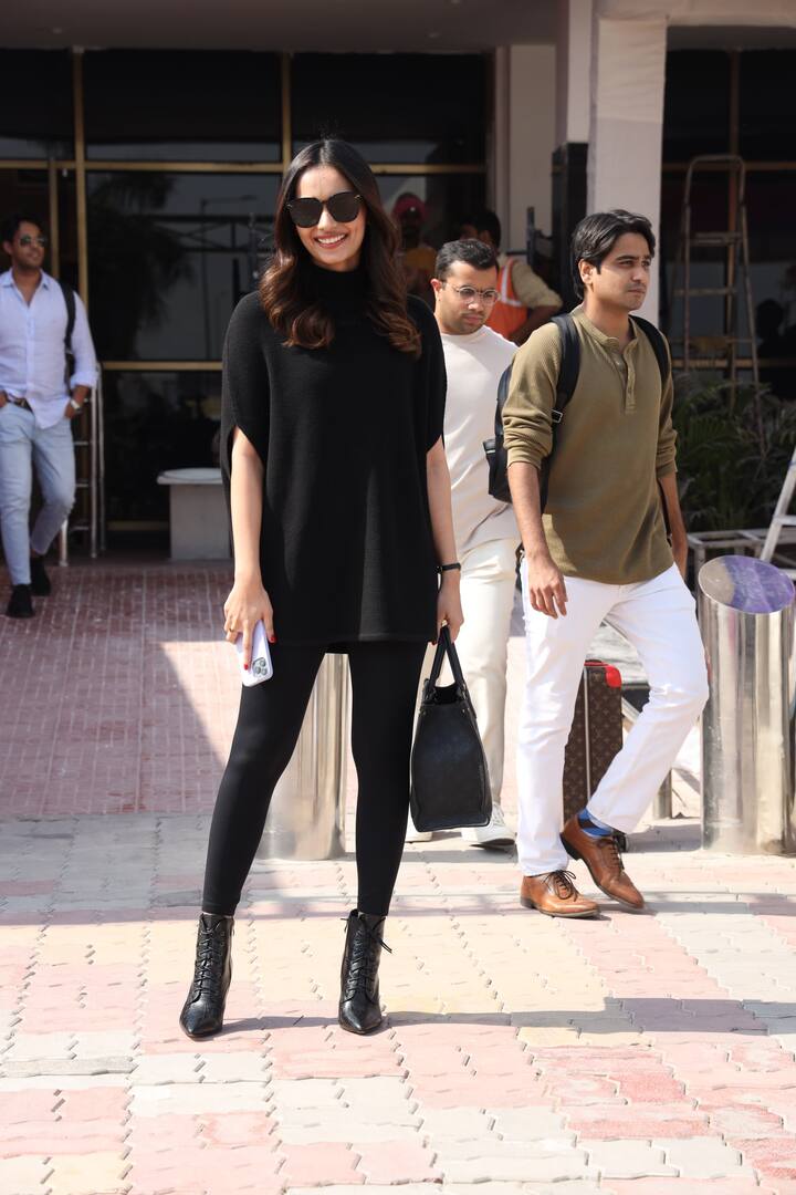 एयरपोर्ट पर पूरी ब्लैक आउटफिट पहने हुए एक्ट्रेस काफी स्टाइलिश लग रही थी.