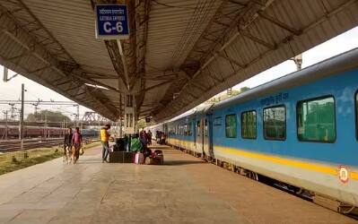 ਜੇਕਰ ਤੁਸੀਂ ਰਾਤ ਨੂੰ ਰੇਲ 'ਚ ਸਫਰ ਕਰਦੇ ਹੋ ਤਾਂ ਤੁਹਾਨੂੰ ਕਈ ਗੱਲਾਂ ਦਾ ਧਿਆਨ ਰੱਖਣਾ ਚਾਹੀਦਾ ਹੈ, ਇਸ ਲਈ ਰੇਲਵੇ ਨੇ ਇਹ ਨਿਯਮ ਬਣਾਏ ਹਨ।