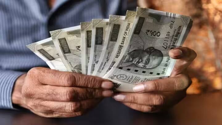 મહિલા સન્માન બચત પ્રમાણપત્ર એ મહિલાઓ માટે શરૂ કરાયેલી એક વિશેષ યોજના છે. આમાં 2 લાખ રૂપિયાનું રોકાણ કરવાથી તમને બે વર્ષમાં જમા રકમ પર 7.5 ટકા વ્યાજનો લાભ મળે છે. આ યોજના હેઠળ રોકાણ કરવાથી, તમને આવકવેરાની કલમ 80C હેઠળ 1.5 લાખ રૂપિયાની છૂટ મળતી નથી.