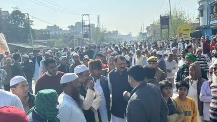 निधन के बाद शफीकुर्रहमान बर्क के शव को संभल दीपा सराय स्थित आवास पर अंतिम दर्शन के लिए लाया गया.