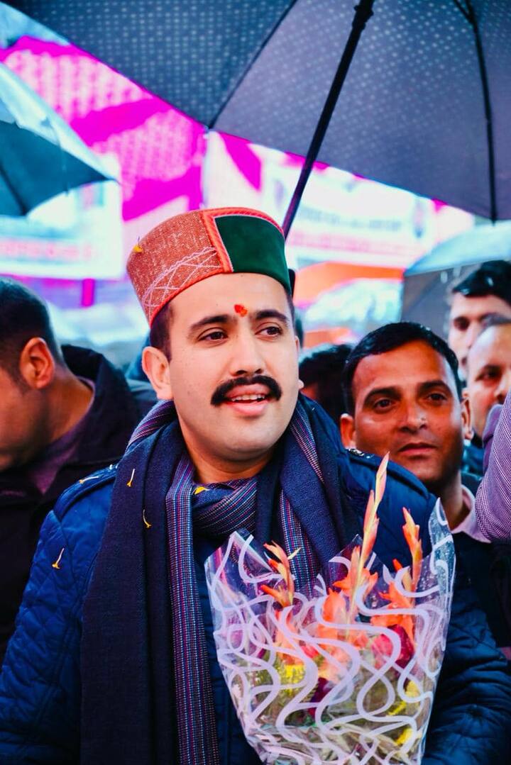 विक्रमादित्य सिंह ने कहा कि उन्होंने पार्टी के हित को ध्यान में रखते हुए अपना इस्तीफा वापस लेने का फैसला लिया है. उन्होंने कहा कि वे इस्तीफे को लेकर मुख्यमंत्री पर किसी तरह का कोई दबाव नहीं बनाएंगे.