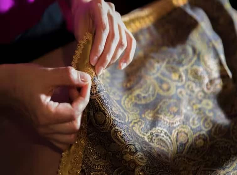 Iron a silk saree in this way, don't be afraid of burning the cloth, know the ironing tips Silk Saree Care Tips: સિલ્કની સાડીને આ રીતે કરો પ્રેશ, કપડું બળી જવાનો નહિ રહે ડર, જાણો ઇસ્ત્રી કરવાની ટિપ્સ