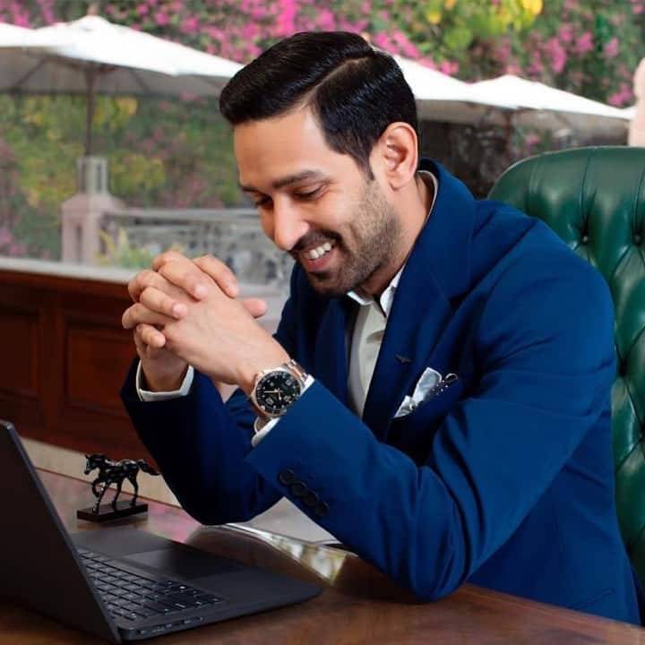 त्याच्या टेलिप्रॉम्पटरवर 'गोध्रा अपघातामध्ये.. 'अशी ओळ येते. त्याला तोडत वृत्तनिवेदकाच्या भूमिकेत असलेला विक्रांत मेस्सी हा गोध्रा येथील घटना अपघात नव्हती असे म्हणताना दिसत आहे. (photo:vikrantmassey/ig)