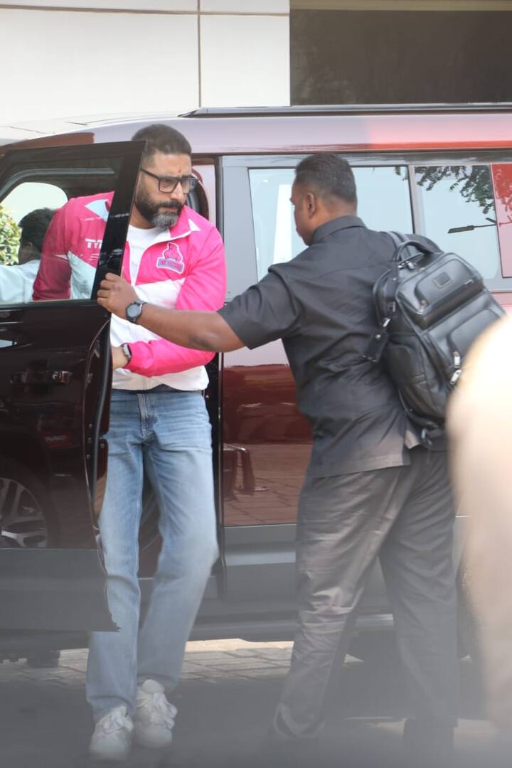 वहीं इनके अलावा एक्टर अभिषेक बच्चन को भी एयरपोर्ट पर देखा गया. जो जल्द ही जामनगर पहुंचने वाले हैं.