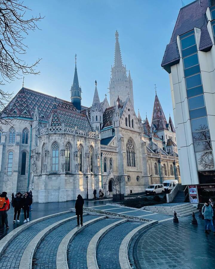 தற்போது இவர் ஹங்கேரிக்கு சுற்றுலா சென்றுள்ளார்.