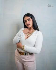 Sravanthi Chokkarapu: రోజురోజు గ్లామర్‌ డోస్‌ పెంచేస్తున్న యాంకర్‌ స్రవంతి - వైట్‌ టీ-షర్ట్‌లో హాట్‌ బ్యూటీ అందాల ఆరబోత