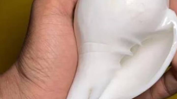 পুরাণ অনুসারে, শঙ্খ হল সেই ১৪ টি রত্নের মধ্যে একটি যা সমুদ্র মন্থনে লব্ধ হয়। বাস্তুশাস্ত্র অনুসারে, শঙ্খ নাদে চারপাশ থেকে নেতিবাচক শক্তি দূর হয়।