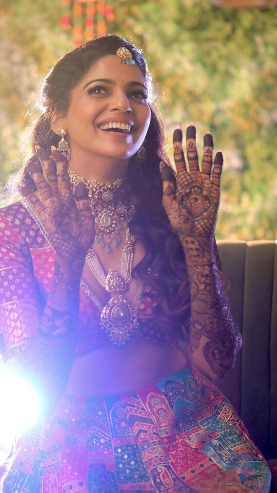 'पूजा'च्या  हातावर रंगली 'सिद्धेश'च्या नावाची मेहंदी!