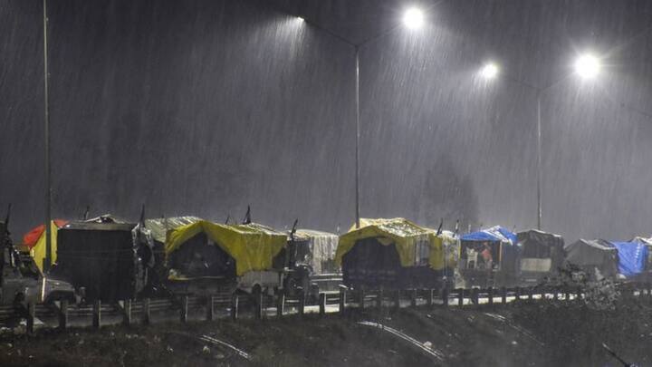 मौसम विभाग ने बताया कि इस दौरान मध्य प्रदेश, छत्तीसगढ़, विदर्भ, ओडिशा, झारखंड और पश्चिम बंगाल में 40-50 किमी प्रति घंटे की स्पीड से तेज हवाओं के साथ बारिश की संभावना है.