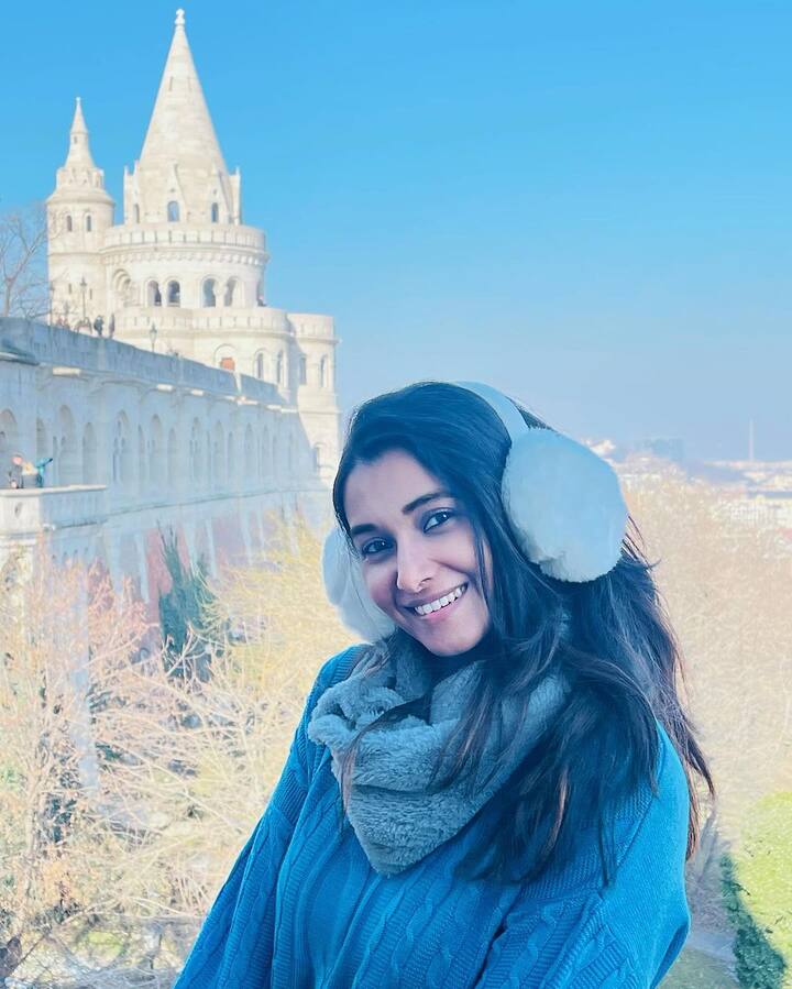 செய்தி வாசிப்பாளராக இருந்து சின்னத்திரையில் நடிக்க தொடங்கி, சினிமாவில் வளர்ந்து வரும் நடிகையாக இருக்கிறார் பிரியா பவானி ஷங்கர்