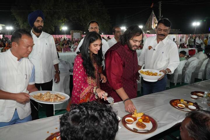 Anant Ambani Radhika Merchant Pre-Wedding : अनंत अंबानी आणि राधिका मर्चेंट प्री-वेडिंग पर्यंत 51,000 लोकांना अन्नसेवा देणार आहेत.