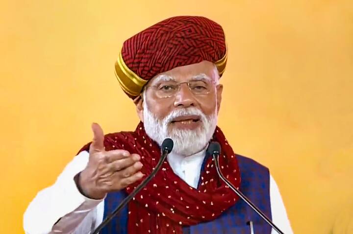 उन्होंने कहा, ''अंजार, खंभालिया, द्वारका, मनावदर, तलाल, राजुला और महुवा जैसे विधानसभा क्षेत्रों में अहीर मतदाताओं की एक महत्वपूर्ण संख्या है. हालांकि, द्वारका और खंबालिया के अलावा, बाकी विधानसभा सीटें कच्छ, जामनगर, जूनागढ़ और अमरेली लोकसभा सीटों में आती है, इसलिए पार्टी जामनगर को ओबीसी सीट मानती है और सौराष्ट्र क्षेत्र में आने वाली सात लोकसभा सीटों में से एक जामनगर से अहीर उम्मीदवार को मैदान में उतारती है.''