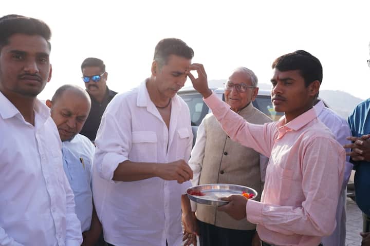 Akshay Kumar Visit Udaipur: अभिनेता अक्षय कुमार इन दिनों उदयपुर दौरे पर हैं. उनकी आगामी फिल्म 'खेल खेल में' की शूटिंग उदयपुर के अलग अलग क्षेत्र में चल रही है. आज बुधवार (28 फरवरी) सुबह अभिनेता अक्षय कुमार अपने पिता हरिओम के नाम से उदयपुर में बने आश्रम में अचानक पहुंच गए. उन्हें देख सभी चौक गए. यहां बच्चों के साथ फोटो खिंचवाई और आरती भी की. यही नहीं उन्होंने 1 करोड़ रुपए दान करने की घोषणा भी की.