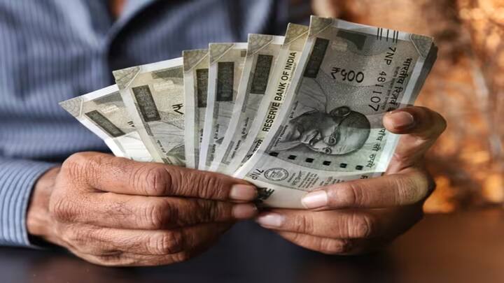 महिला सम्मान सेविंग सर्टिफिकेट महिलाओं के लिए शुरू की गई एक खास योजना है. इसमें 2 लाख रुपये निवेश करने पर दो साल में जमा राशि पर 7.5 फीसदी का ब्याज का लाभ मिलता है. इस स्कीम के तहत निवेश करने पर आपको इनकम टैक्स की धारा 80सी के तहत 1.5 लाख रुपये की छूट नहीं मिलती है.