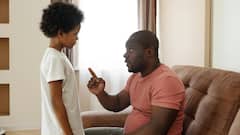 Parenting Tips :  या वयापासून तुमच्या मुलांवर रागावणे बंद करा !