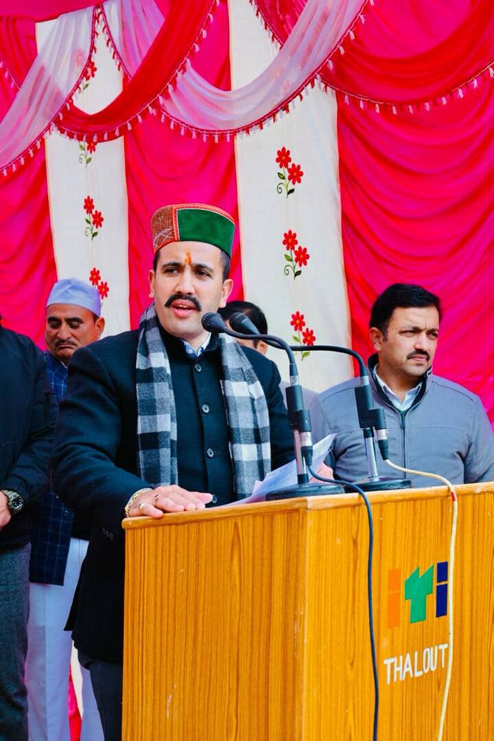 इससे पहले मुख्यमंत्री सुखविंदर सिंह सुक्खू हिमाचल प्रदेश विधानसभा परिसर में ही यह कह चुके थे कि विक्रमादित्य सिंह का इस्तीफा मंजूर करने का कोई औचित्य नहीं बनता है. लोक निर्माण मंत्री विक्रमादित्य सिंह ने कहा कि राजनीति में व्यक्ति से बड़ी पार्टी होती है. वह पार्टी की मजबूती और एकता के लिए अपना इस्तीफा वापस लेते हैं. विक्रमादित्य सिंह ने कहा कि वे राजनीति में अपने फायदे के लिए नहीं, बल्कि जनता की सेवा के लिए आए हैं.