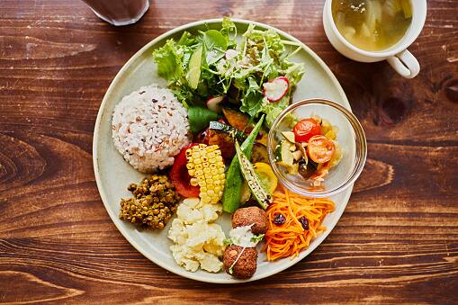 Choosing nutrient-dense, whole foods is another key component of mindful eating for weight management. These foods not only provide essential nutrients but also contribute to a greater sense of well-being. Opting for whole, unprocessed foods over their highly refined counterparts supports overall health and sustainable weight management. (Image Source: Getty)