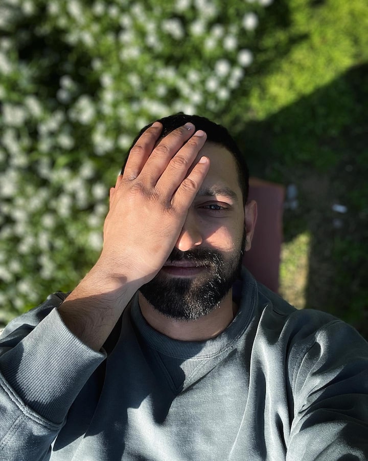 27 फेब्रुवारी 2002 रोजी सकाळच्या सुमारास गोध्रा रेल्वे स्थानकाजवळ साबरमती एक्स्प्रेसला आग लावण्यात आली. साबरमती एक्स्प्रेसला लावण्यात आलेल्या घटनेत 59 कारसेवकांचा जळून मृत्यू झाला होता. हे कारसेवक अयोध्येवरून परतत होते. (photo:vikrantmassey/ig)