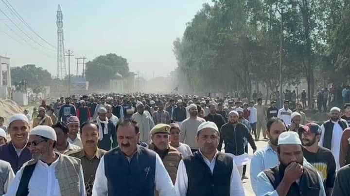 सांसद ने कहा कि बर्क़ साहब का पाक-साफ़ राजनीतिक जीवन नई नस्ल के नेताओं को हमेशा यह सबक़ देता रहेगा कि ईमानदारी से सियासत करना ज़्यादा मुश्किल काम नहीं है.