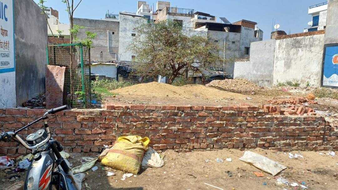 बिल्डर को धमकी देकर लिखवाई थी 8 करोड़ की संपत्ति, अब होगी कुर्क, अतीक के परिवार को एक और झटका Prayagraj police to SEIZE Atiq Ahmed property worth Rs 8 Crore under gangster act ANN बिल्डर को धमकी देकर लिखवाई थी 8 करोड़ की संपत्ति, अब होगी कुर्क, अतीक के परिवार को एक और झटका