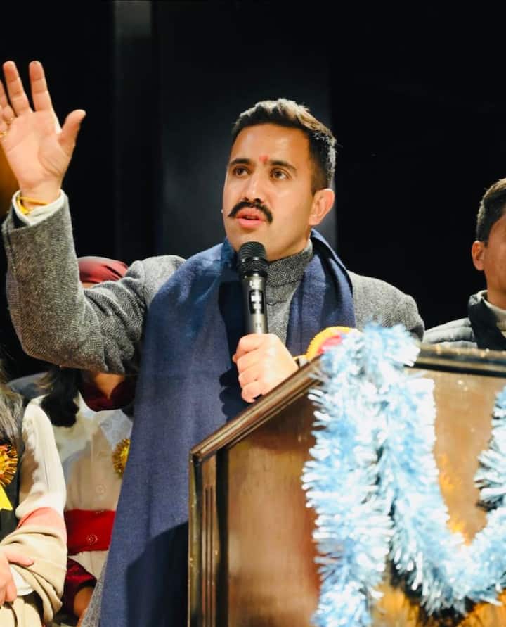 विक्रमादित्य सिंह ने अपनी ही सरकार पर सवाल खड़े करते हुए कहा था कि एक साल में प्रदेश में भारी कुप्रबंधन हुआ है और इससे जनता नाराज है.