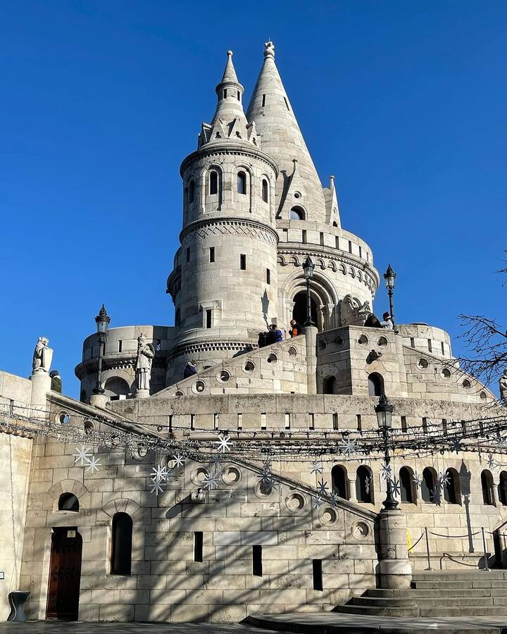 சினிமாவை தாண்டி, பிரியா பவானி ஷங்கருக்கு ட்ராவல் செய்வது மிகவும் பிடிக்கும்.