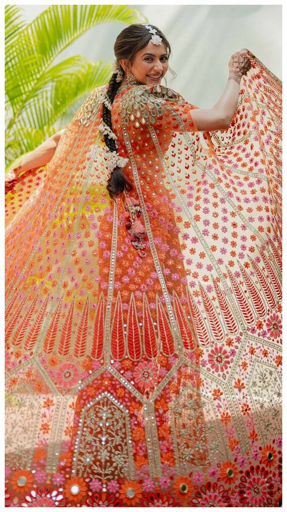 जानिए रकुल के मेंहदी वाले लहंगे में क्या है खास