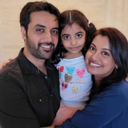 निशांत गोपालिया और जानवी काफी अच्छे दोस्त रहे हैं और रिलेशनशिप में आने के बाद उन्होंने शादी की. उनकी एक बेटी निर्वी गोपालिया भी हैं जिनके साथ आप एक से बढ़कर एक तस्वीरें सोशल मीडिया पर देख सकते हैं.
