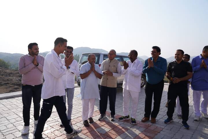 हरिओम आश्रम उदयपुर जिले के खेरवाड़ा तहसील के खोखड़ारा गांव में स्थित है. वनवासी कल्याण परिषद के जनजाति सुरक्षा मंच के प्रदेश संयोजक लालूराम ने बताया कि रोजाना आश्रम में आरती होती है.