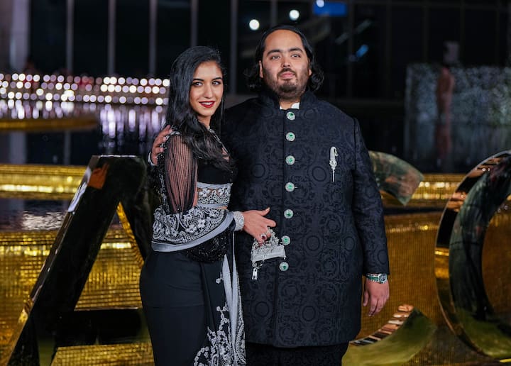 देश के सबसे बड़े बिजनेसमैन मुकेश अंबानी के घर में फिलहाल खुशियों का माहौल है. उनके छोटे बेटे अनंत अंबानी की राधिका मर्चेंट संग शादी की तैयारियां शुरू हो चुकी हैं. रिपोर्ट्स के मुताबिक कपल मुंबई में 12 जुलाई को शादी के बंधन में बंधेगा.