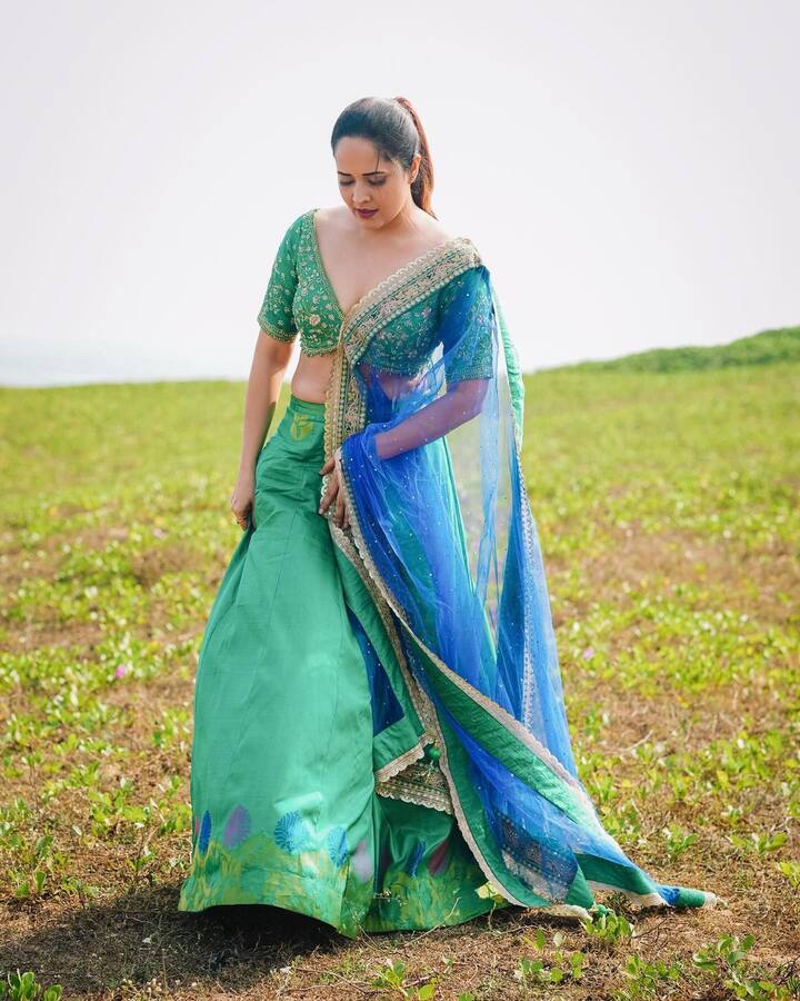 జబర్దస్ కామెడీ షోతో అనసూయకు విపరీతమైన క్రేజ్ వచ్చింది. ఈ భామ అప్పటినుంచి కెరీర్​ను వెనక్కి తిరిగి చూసుకోలేదు. యాంకర్​గా పలు షోలలో పాల్గొంది.(Images Source : Instagram/itsme_anasuya)