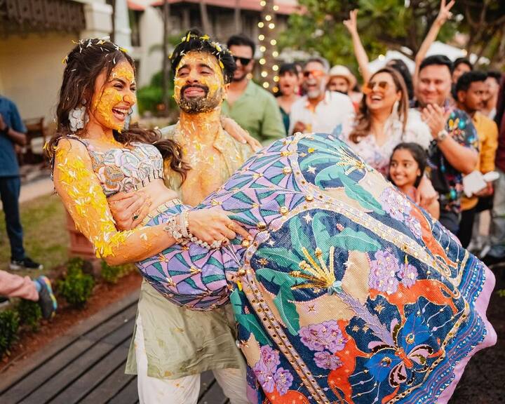 జాకీ భగ్నానీ.. రకుల్​ని ఎత్తుకుని తీసుకుపోతున్నట్లుగా ఉన్న ఫోటో అందరి దృష్టిని ఆకర్షిస్తుంది. ఈ ఫోటోల్లో ఇద్దరూ చాలా అందంగా కనిపించారు.(Images Source : Instagram/Rakul Singh)