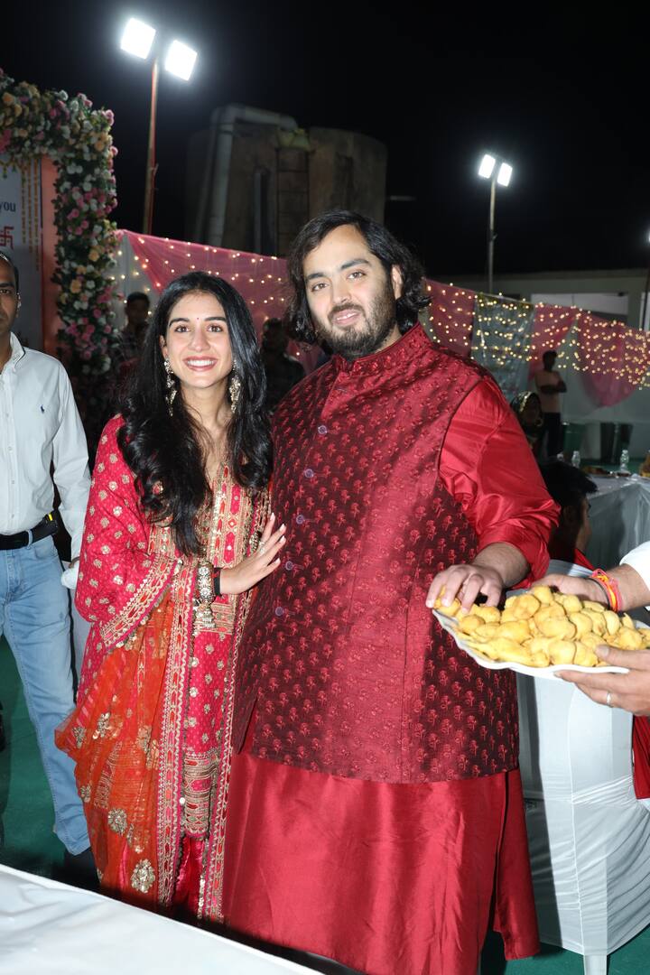 Anant-Radhika PHOTO: પોતાની વર્ષો-જૂની પરંપરાને જાળવી રાખતા, અંબાણી પરિવારે અનંત અંબાણી અને રાધિકા મર્ચન્ટના પ્રિ-વેડિંગ સેલિબ્રેશન્સ પૂર્વે રિલાયન્સની જામનગર ટાઉનશીપની આસપાસનાં ગામડાંમાં અન્નસેવા (સામુદાયિક ભોજન સેવા) શરૂ કરીને સમાજના સભ્યોના આશીર્વાદ મેળવ્યા છે.
