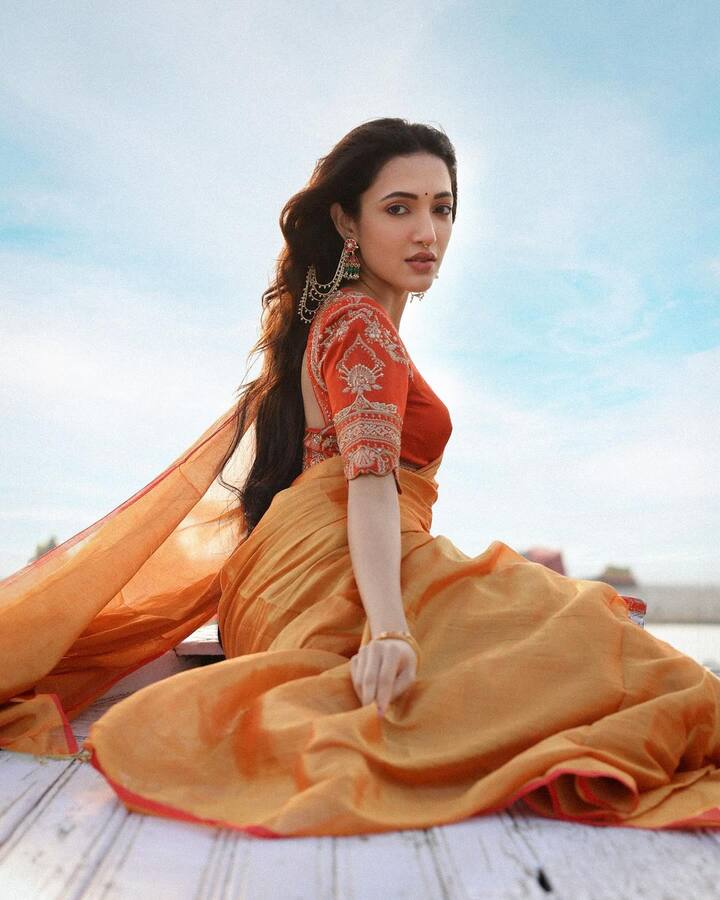 ప్రస్తుతం నేహా శెట్టి ‘గ్యాంగ్స్ ఆఫ్ గోదావరి’ సినిమాలో నటిస్తున్నారు. ఇందులో విశ్వక్‌సేన్ సరసన నేహా శెట్టి కనిపించనున్నారు.