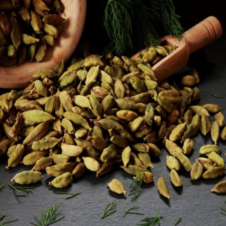 Green Cardamom : ਇਲਾਇਚੀ ਨੂੰ ਮੂੰਹ ਵਿੱਚ ਰੱਖ ਕੇ ਸੌਣ ਨਾਲ ਕਈ ਸਿਹਤਕ ਲਾਭ ਹੁੰਦੇ ਹਨ। ਇਸ ਦੇ ਸੇਵਨ ਨਾਲ ਦੰਦਾਂ ਦੇ ਸੜਨ ਤੋਂ ਰਾਹਤ ਮਿਲਦੀ ਹੈ। ਜਾਣੋ ਇਲਾਇਚੀ ਦੇ ਇਹਨਾਂ ਫਾਇਦਿਆਂ ਬਾਰੇ -