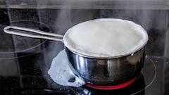 दूध को कच्चा रख दिया जाए तो फट जाता है लेकिन उबालने पर नहीं फटता, लेकिन क्यों?