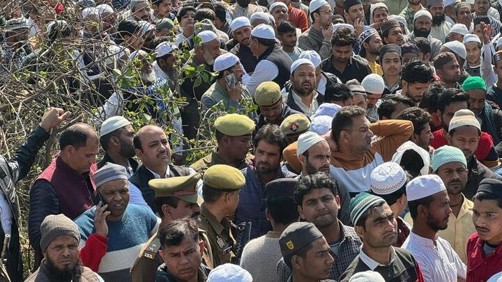 उनके आवास पर शफीकुर्रहमान बर्क का अंतिम दर्शन करने के लिए नेता, जनप्रतिनिध सहित हजारों की तादाद में उमड़ पड़े.