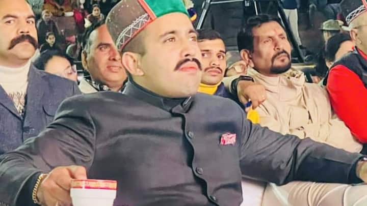 विक्रमादित्य सिंह का जन्म 17 अक्टूबर 1889 को हुआ. उनकी प्रारंभिक शिक्षा हिमाचल प्रदेश के बिशप स्कूल से हुई. इसके बाद विक्रमादित्य सिंह ने साल 2011 में दिल्ली यूनिवर्सिटी के हंसराज कॉलेज से हिस्ट्री ऑनर्स में बीए किया.