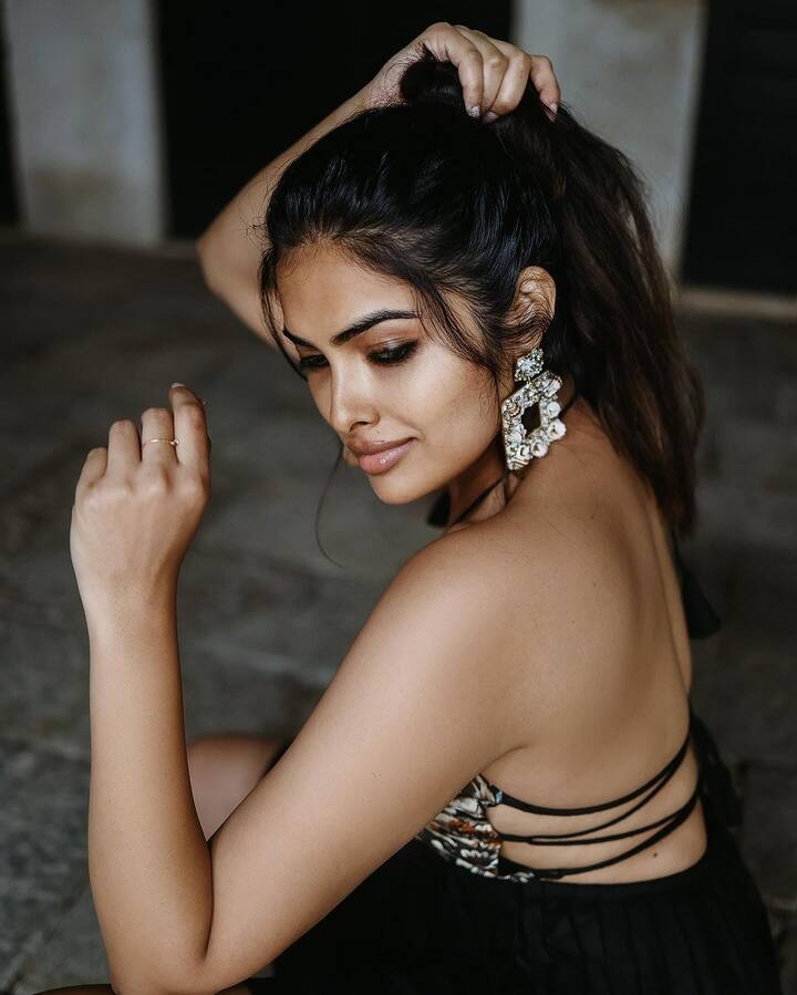 అందాల ఆరబోతతో ఆకట్టుకుంటుంది. Photo Credit: Divi Vadthya/Instagram