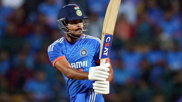 श्रेयस अय्यर फिलहाल टीम इंडिया से बाहर चल रहे हैं. लेकिन वे रणजी ट्रॉफी में मुंबई के लिए खेलते हुए दिखेंगे. अय्यर की भी टी20 विश्व कप से पहले टीम इंडिया में वापसी हो सकती है. उन्होंने भारत के लिए आखिरी मैच इंग्लैंड के खिलाफ खेला था.