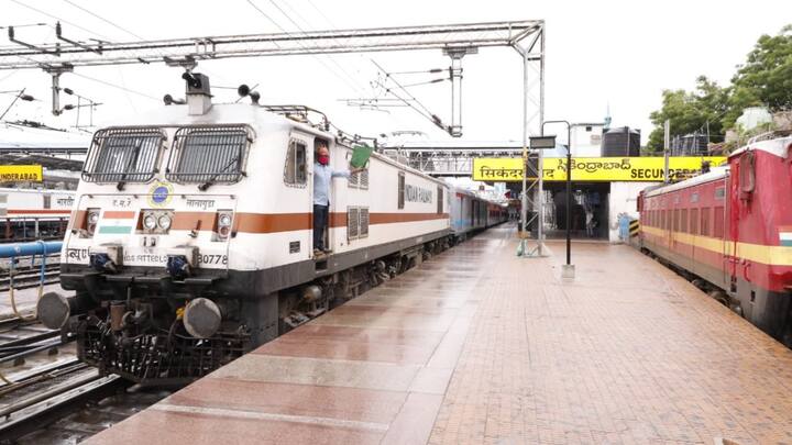 Railway Medical Emergency Help: જો ચાલતી ટ્રેનમાં મુસાફરી કરતી વખતે તમારી તબિયત બગડે તો આવી સ્થિતિમાં તમારે ચિંતા કરવાની જરૂર નથી. આ માટે તમે રેલવેની મદદ લઈ શકો છો.