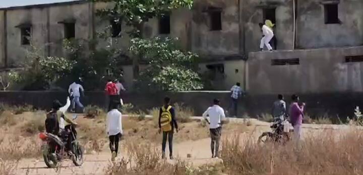 जीव धोक्यातघालून हे तरूण वरती चढत आहेत. तर, काहीजण झाडावर चढून परीक्षा केंद्रात कॉपी पुरवत असल्याचे पाहायला मिळत आहे. हा सर्व जीवघेणा प्रकार पोलिसांच्या समोर सुरु होता. पोलिसांकडून कॉपी पुरवणाऱ्या तरुणांना हाकलण्याचा प्रयत्न केला जात होता. मात्र, याच कोणताही परिणाम होतांना दिसला नाही. (Photo Credit : ABP Majha, Jalna Reporter)