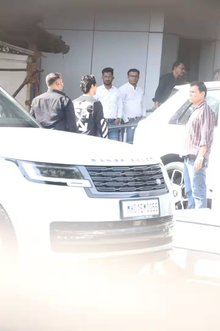 હવે આ યાદીમાં બોલિવૂડ કિંગ ઓફ રોમાંસ એટલે કે શાહરૂખ ખાનની પણ એન્ટ્રી થઇ ચૂકી છે. શાહરૂખ તેમની ફેમિલી સાથે એરપોર્ટ પર સ્પોટ થયા હતા.