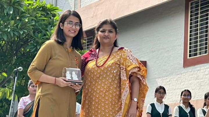 এক সাক্ষাৎকারে পরে লাঘিমা জানিয়েছেন যে ইউটিউবে তিনি UPSC টপারদের বক্তব্য শুনতেন, তাঁদের থেকে শিখতেন কী কৌশলে এই পরীক্ষায় ভাল ফল করা যায়। ছবি- লাঘিমা তিওয়ারির ইনস্টাগ্রাম