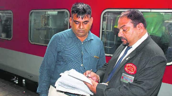 अगर ट्रेन में यात्रा करने के दौरान किसी यात्री को उसकी सीट नहीं मिल रही है. तो ऐसे में टीटीई उनकी सहायता करते हैं. और उन्हें उनकी सीट तक पहुंचाते हैं.