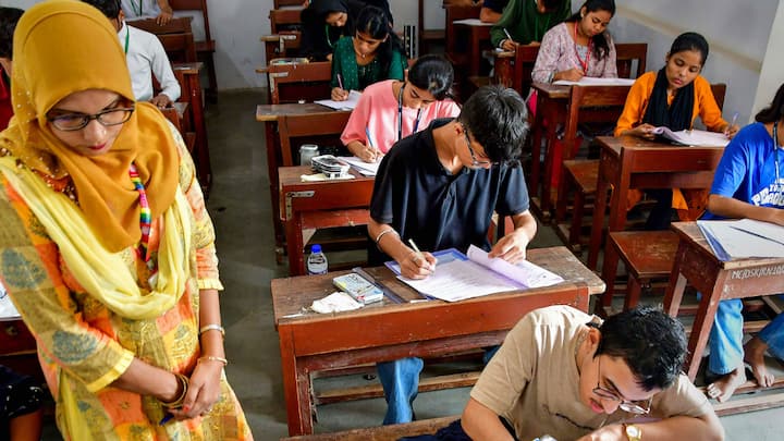 UP Board 12th class Exam paper viral on social media know full details in  hindi | यूपी बोर्ड की परीक्षा का पेपर हुआ सोशल मीडिया पर वायरल, जीव विज्ञान  और गणित का