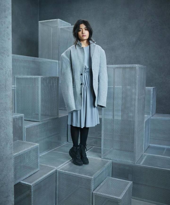 తాజాగా చేసిన ఫోటోషూట్​లో రష్మిక హోమ్​లెస్​ గర్ల్​ అన్నట్లు కనిపించింది. సూపర్​ గుడ్​ డ్రెస్​ని పొడవాటి బ్లేజర్​తో కవర్ చేసి ఫోటోలకు ఫోజులిచ్చింది. (Images Source : Instagram/RashmikaMandanna)