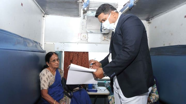 ट्रेनों में व्यवस्था बनाए रखने के लिए भारतीय रेलवे द्वारा टीटीई नियुक्त किए जाते हैं. इनका काम सिर्फ टिकट चेक करना ही नहीं होता. इनके पास इसके अलावा भी कई जरूरी जिम्मेदारियां होती हैं.